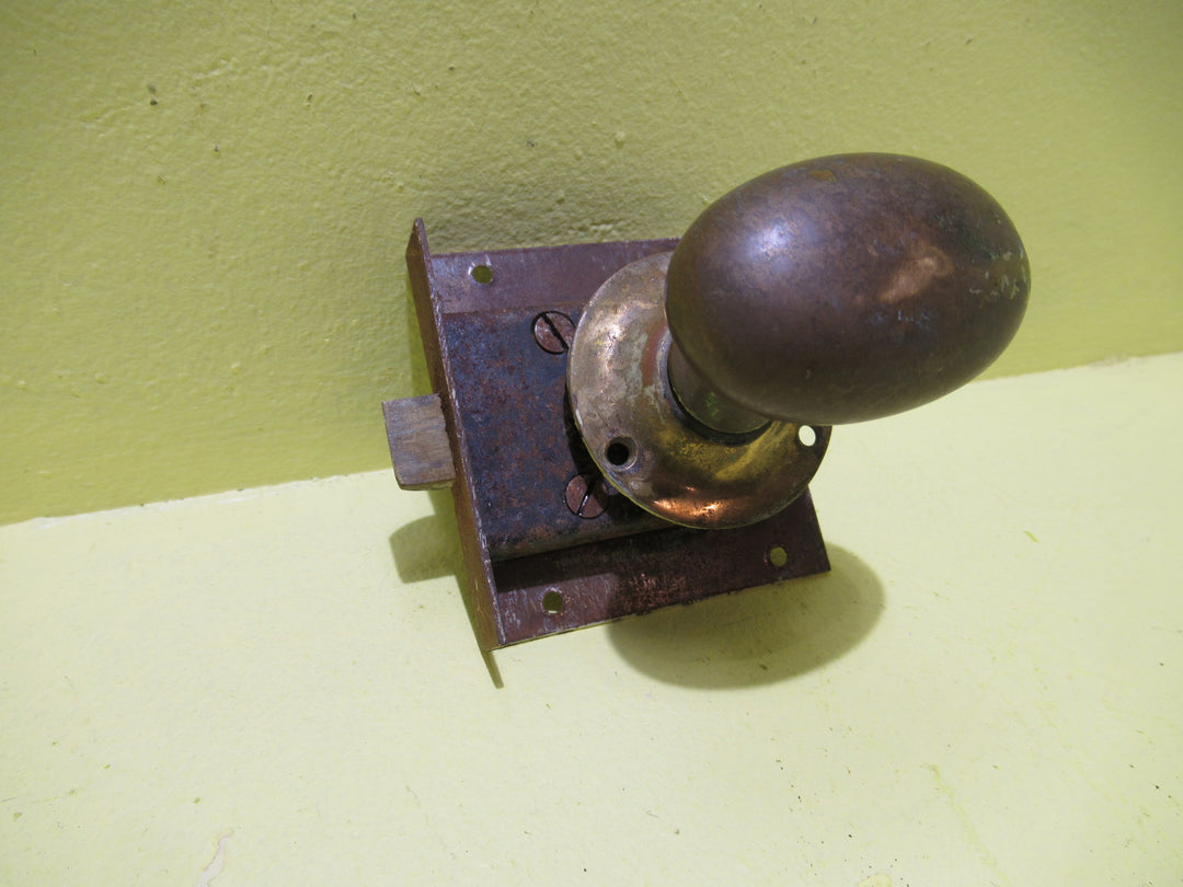 Hallway Door Brass Oval Knob with Lock 73H x 20W x 75D/Knob 60H x 55-35W