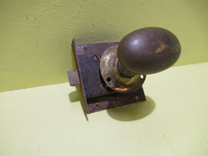 Hallway Door Brass Oval Knob with Lock 73H x 20W x 75D/Knob 60H x 55-35W