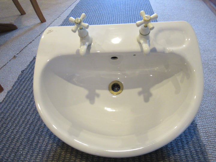 Ideal Standard Whie Bathroom Sink with Pedestal 265H x 565W x 455D/640H x 170W x 150D(CArt)