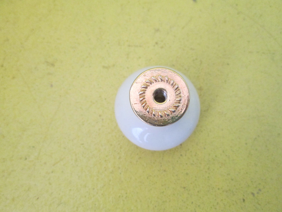 Daisy Porcelain Knob 30D x 30H (New/old)