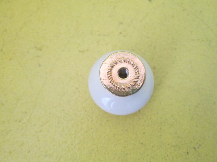 Daisy Porcelain Knob 30D x 30H (New/old)
