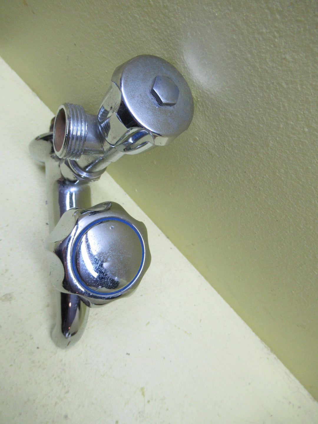 Wide Ridge Fin Laundry Tap 145H x 135D x 55W