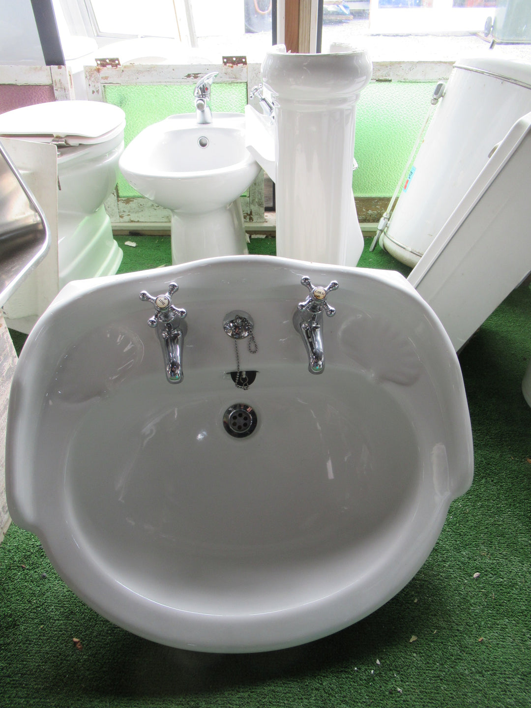 Traditional Villa Basin on Pedestal with Tapware 300H x 650W x 550D/Pedestal 660H x 19-23Dia