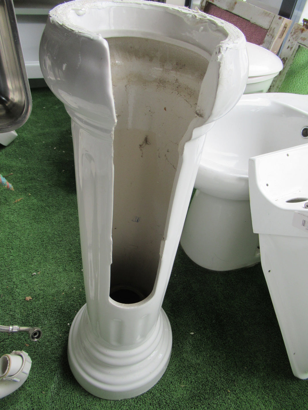 Traditional Villa Basin on Pedestal with Tapware 300H x 650W x 550D/Pedestal 660H x 19-23Dia