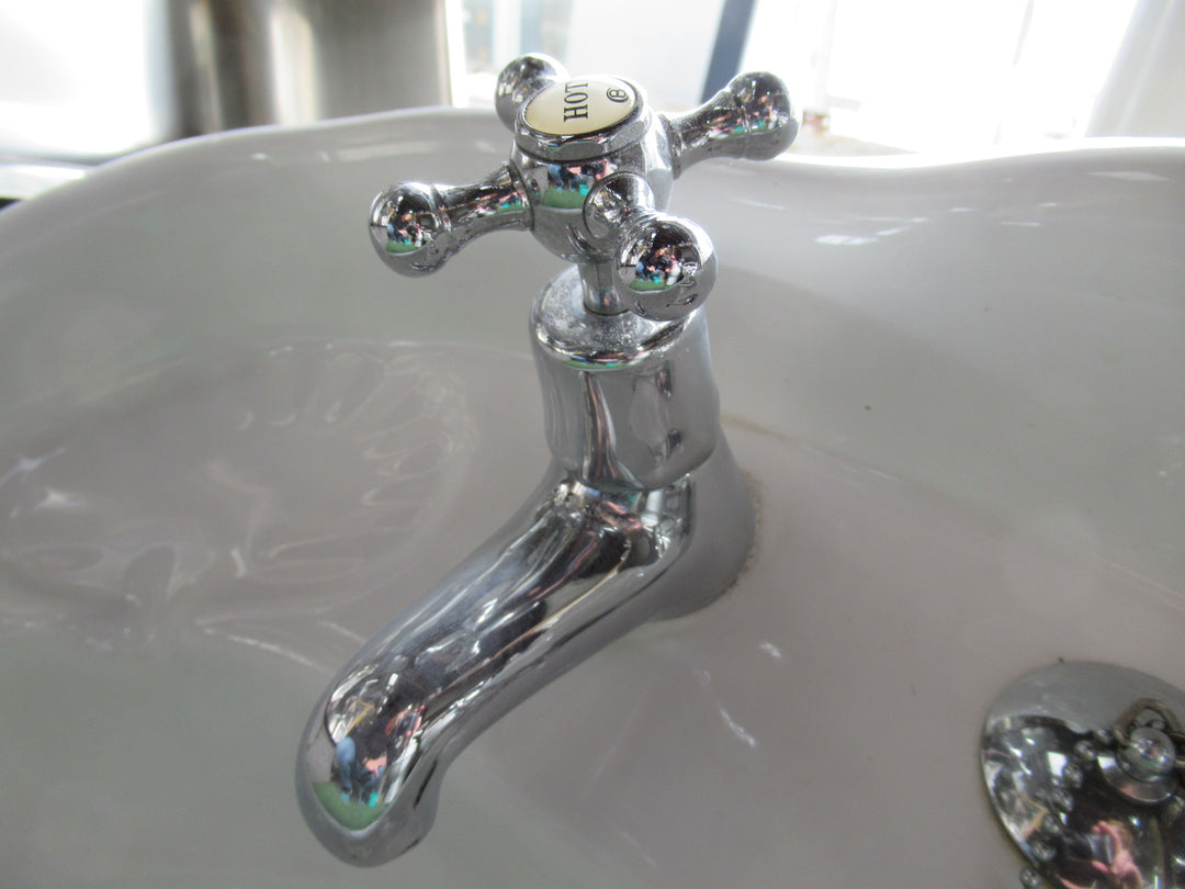 Traditional Villa Basin on Pedestal with Tapware 300H x 650W x 550D/Pedestal 660H x 19-23Dia