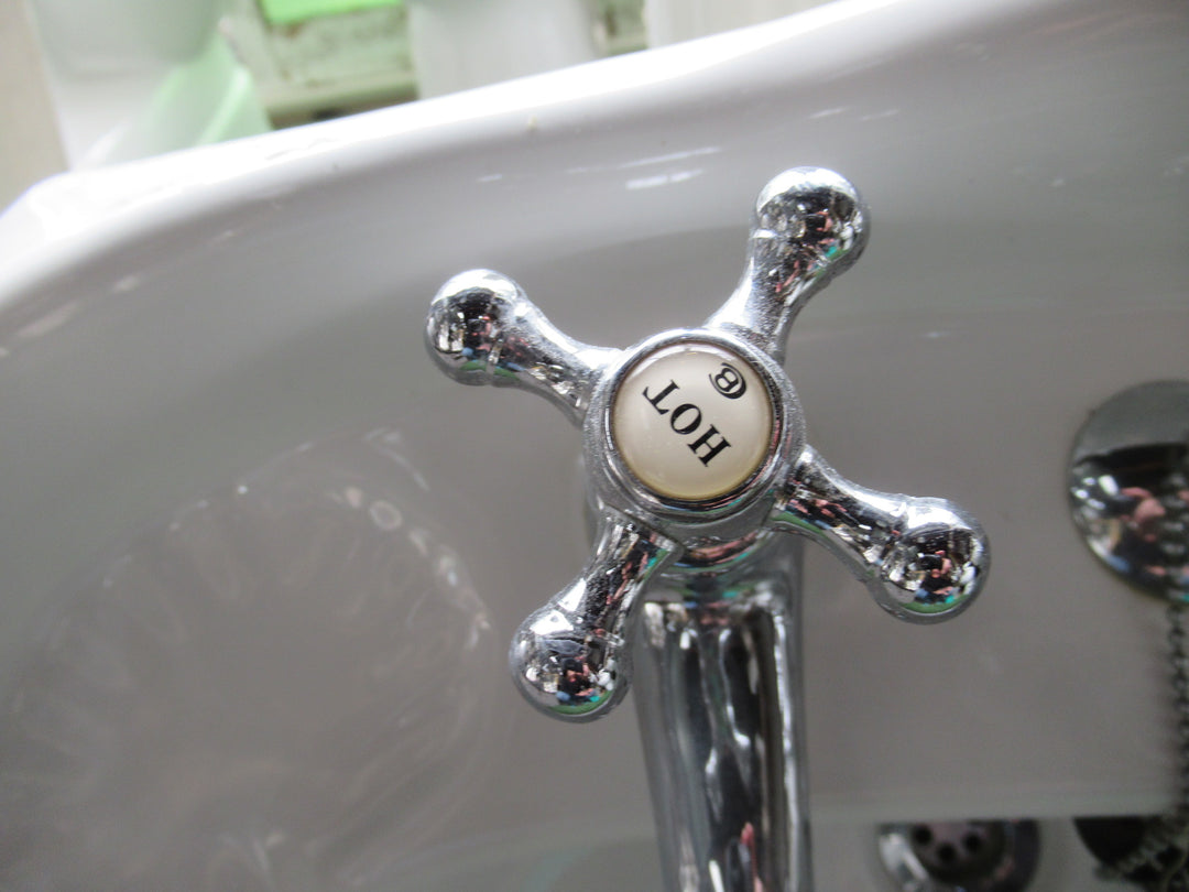 Traditional Villa Basin on Pedestal with Tapware 300H x 650W x 550D/Pedestal 660H x 19-23Dia