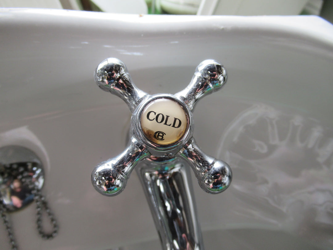 Traditional Villa Basin on Pedestal with Tapware 300H x 650W x 550D/Pedestal 660H x 19-23Dia