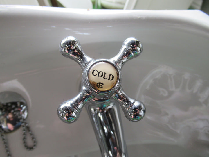 Traditional Villa Basin on Pedestal with Tapware 300H x 650W x 550D/Pedestal 660H x 19-23Dia