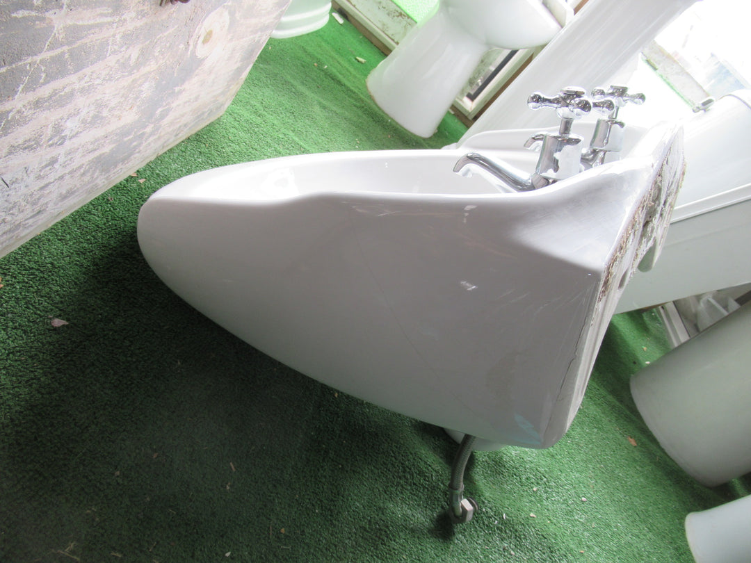 Traditional Villa Basin on Pedestal with Tapware 300H x 650W x 550D/Pedestal 660H x 19-23Dia