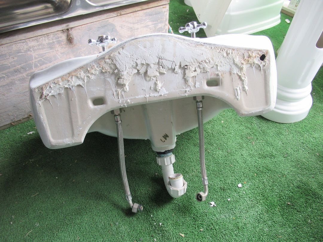 Traditional Villa Basin on Pedestal with Tapware 300H x 650W x 550D/Pedestal 660H x 19-23Dia