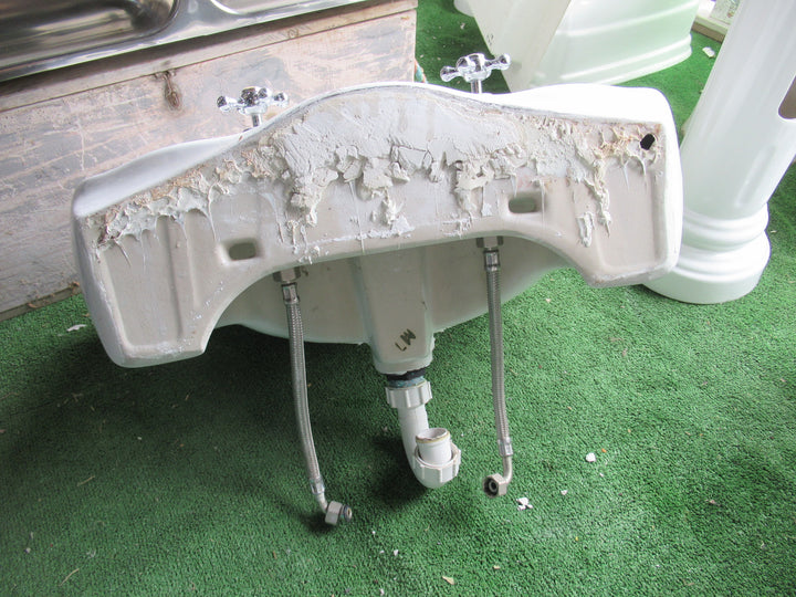 Traditional Villa Basin on Pedestal with Tapware 300H x 650W x 550D/Pedestal 660H x 19-23Dia