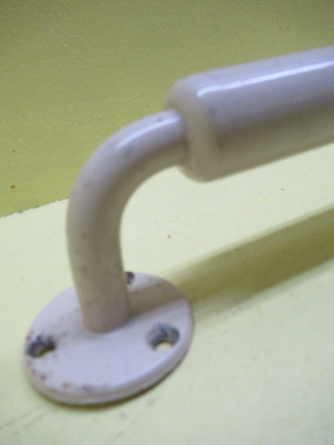 Almond Ivory Grab Rail 347L x 43W x 45H