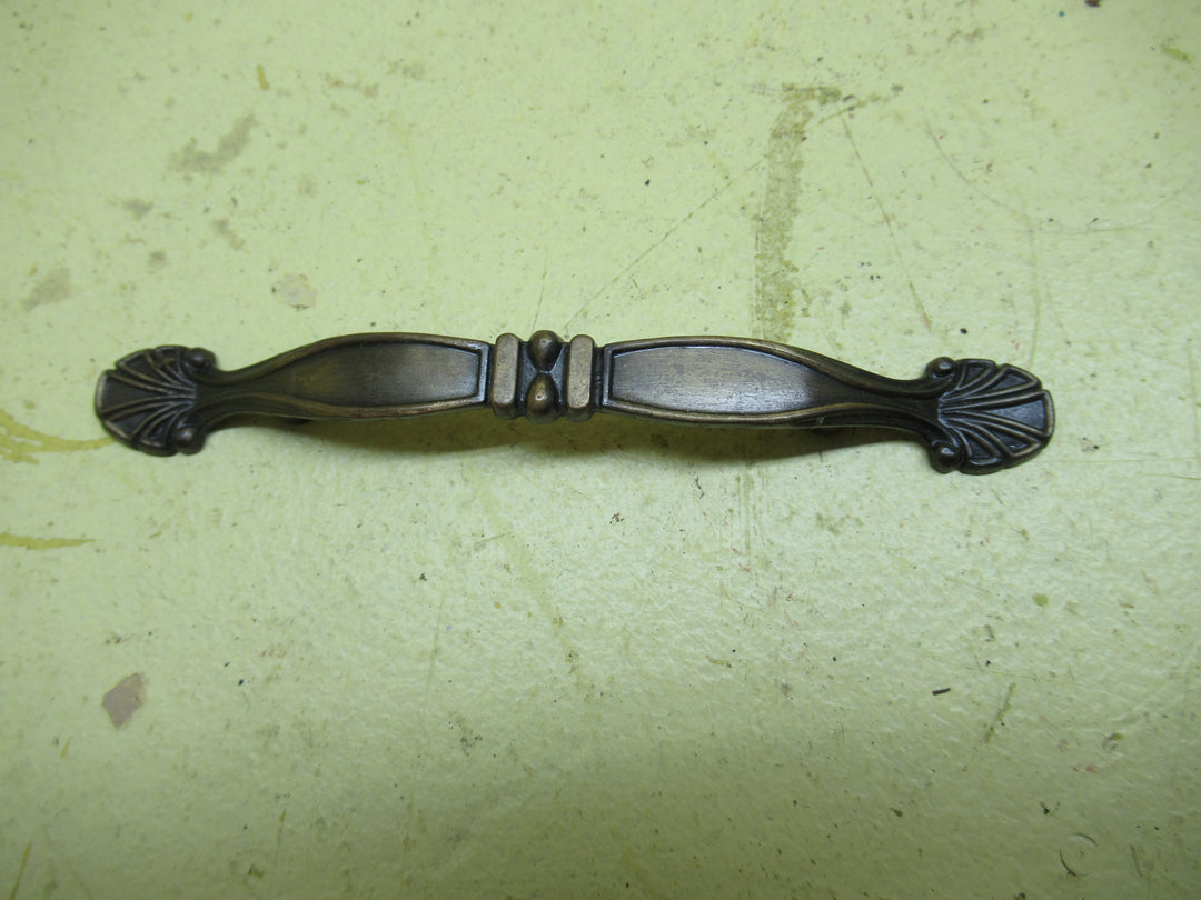 Antique Brass Fan Ends with Knotted Middle Draw Pull 140L x 17W x 15H