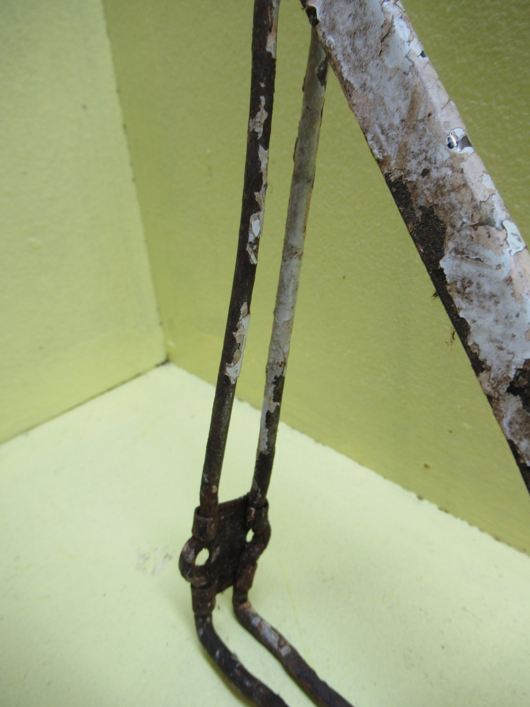 Fancy Single Steel Wall Bracket