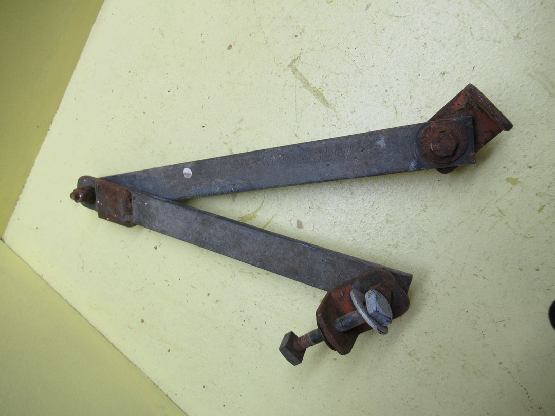 Locking Heavy Duty Securing Bracket 640L x 30D/320-360 half Lengths