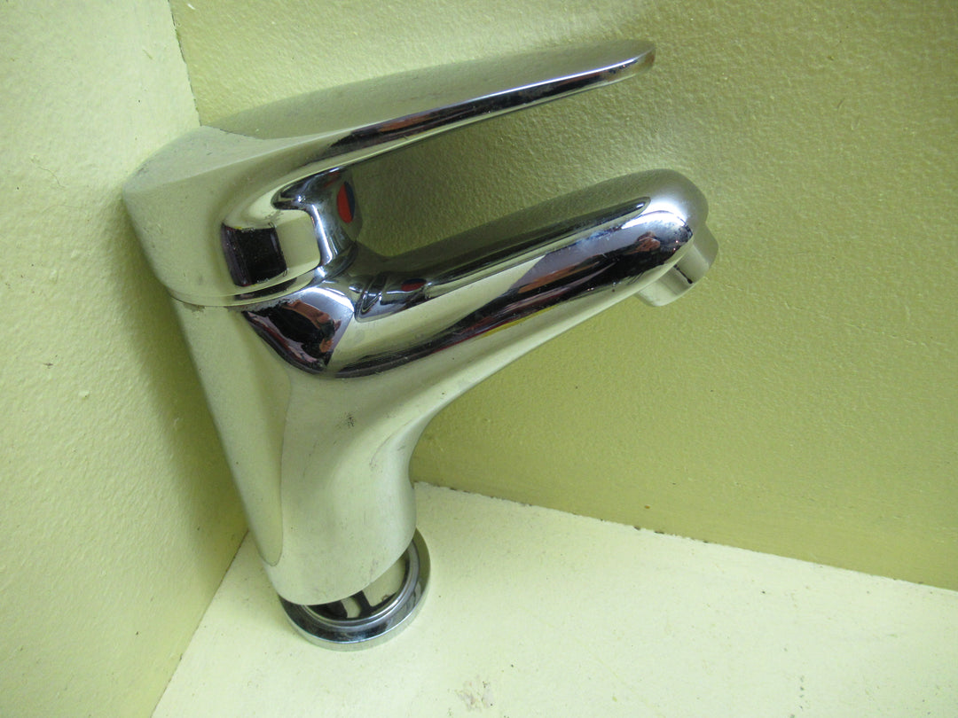Caroma Short Spout Bathroom Mixer Tap 140H x 50Dia/Spout 90mmL