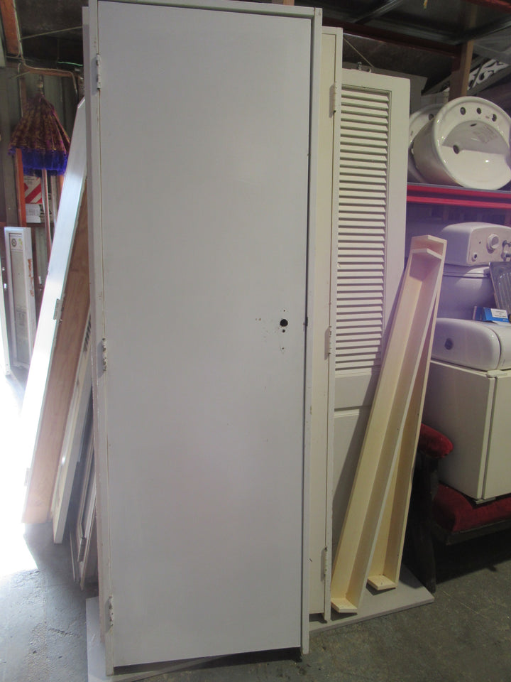 Paint Finish Hollow Core Hallway Door in Frame (Left Hung) 2030H x 660W x 140D/Door 1980H x 610W
