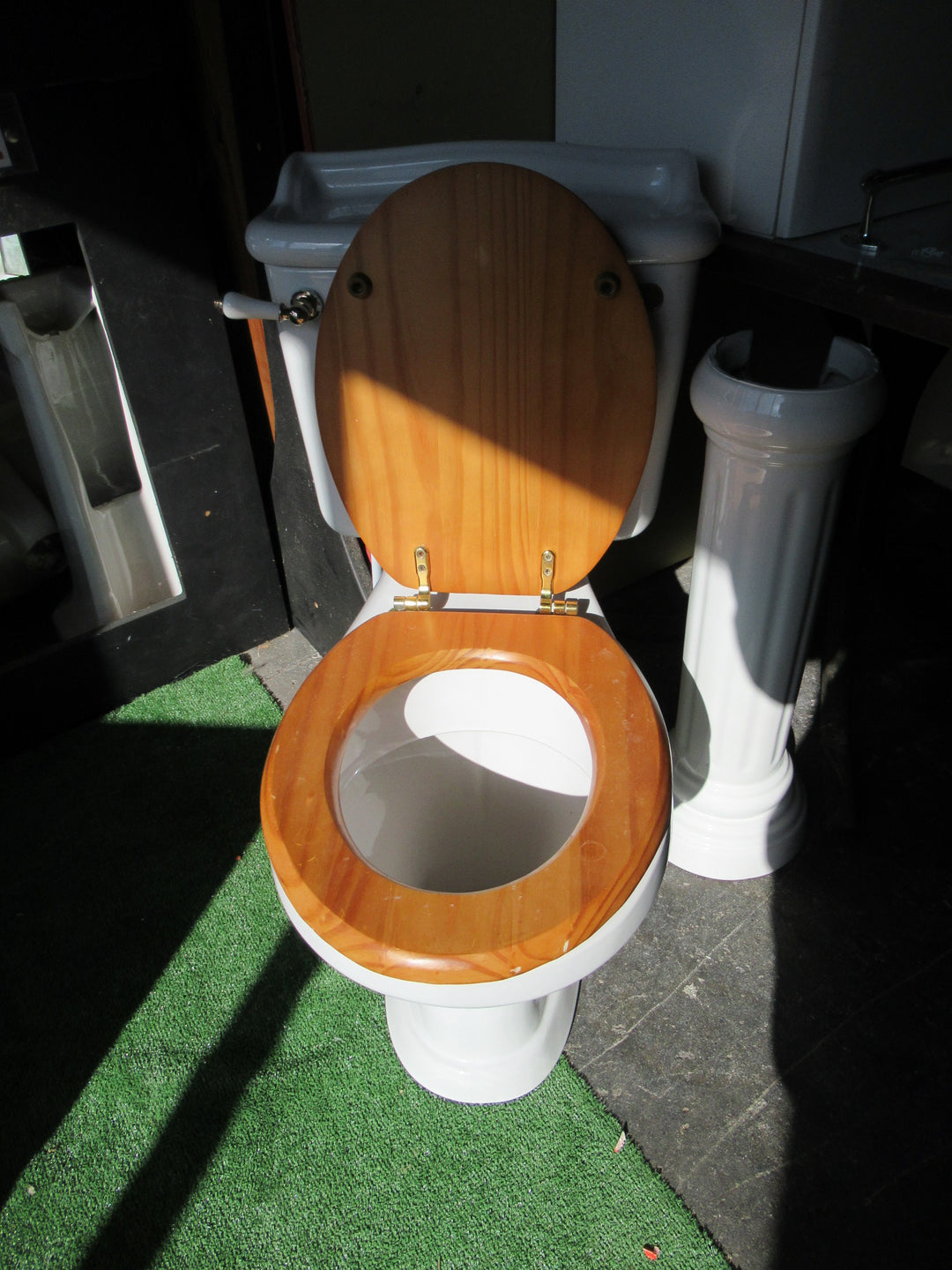Twyford Traditional Villa Toilet & Cistern with Wooden Seat 800H 360-470W x 700D
