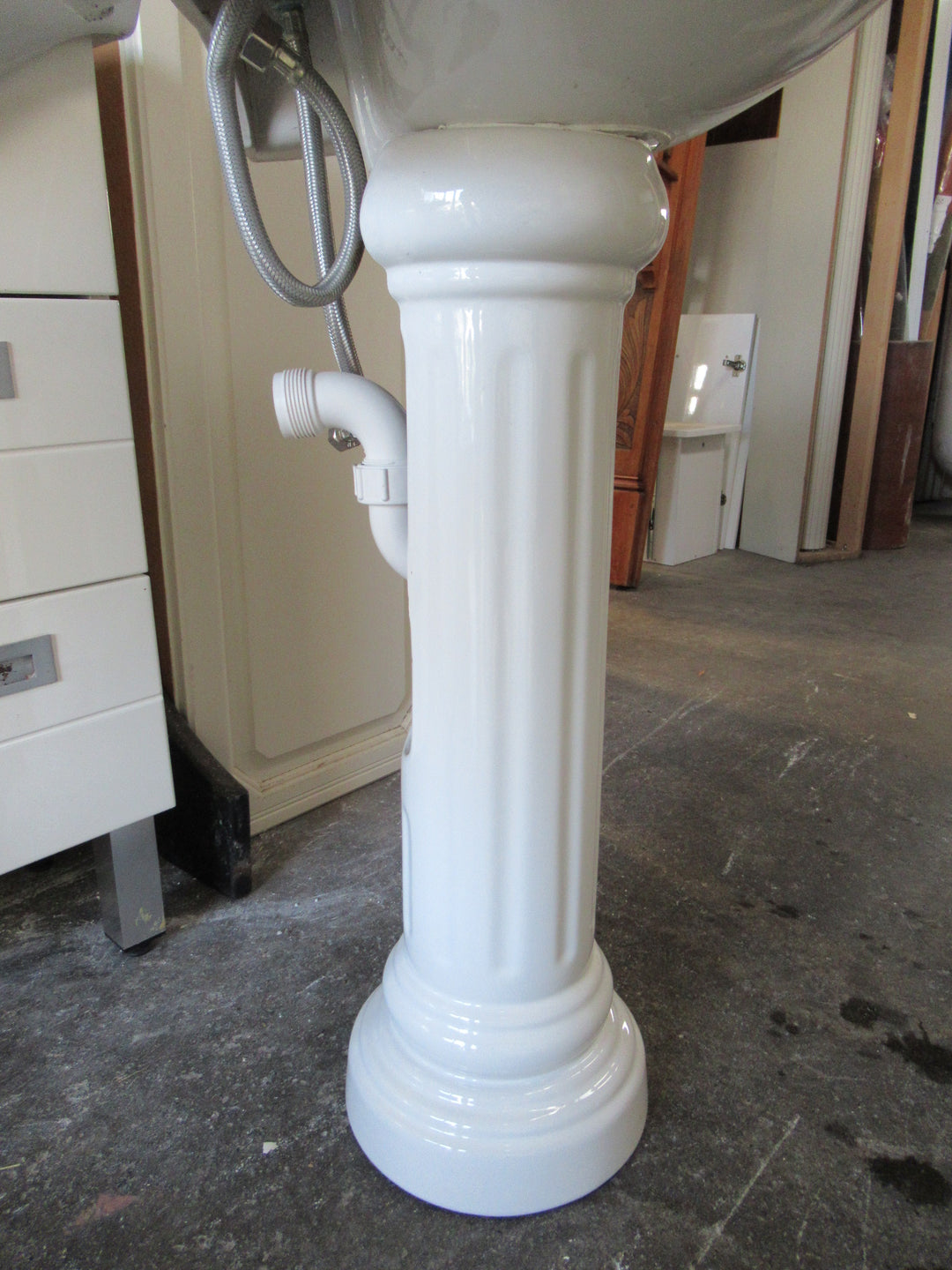 Traditional Villa Basin on Pedestal with Hardware 860H x 560W x 460D