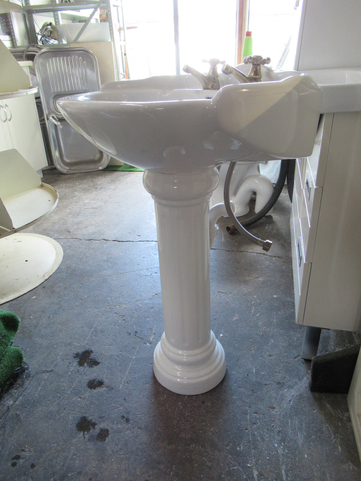 Traditional Villa Basin on Pedestal with Hardware 860H x 560W x 460D