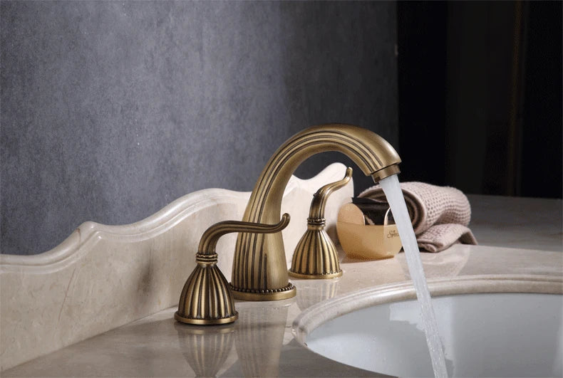 Antique Brass Basin Faucets Classic Bathroom Sink Faucet Double Cross Handle 3 Holes Bathbasin Counter Mixer Taps