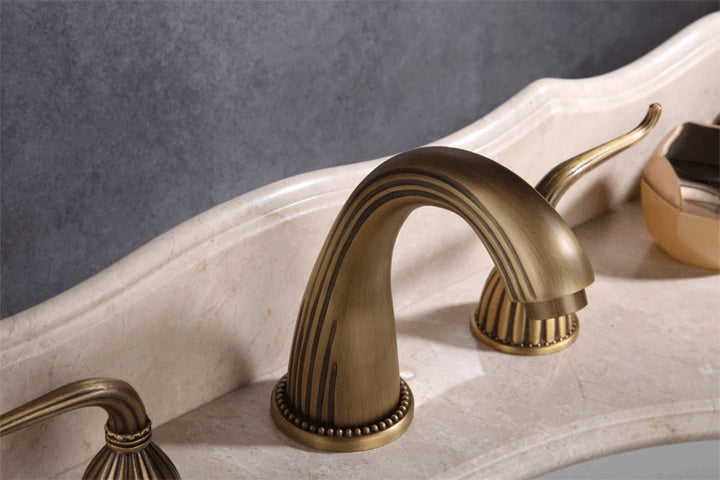 Antique Brass Basin Faucets Classic Bathroom Sink Faucet Double Cross Handle 3 Holes Bathbasin Counter Mixer Taps