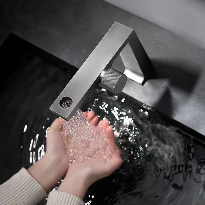 Luxury brass rose gold bathroom faucet with simple design, one hole single handle cold and hot dual control basin Tap