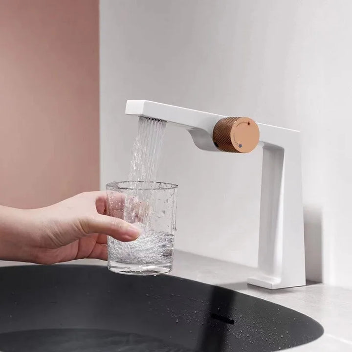 Luxury brass rose gold bathroom faucet with simple design, one hole single handle cold and hot dual control basin Tap