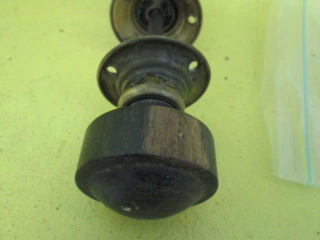 1890 Wooden Ridge Edge Door Knobs(60D x 55H)