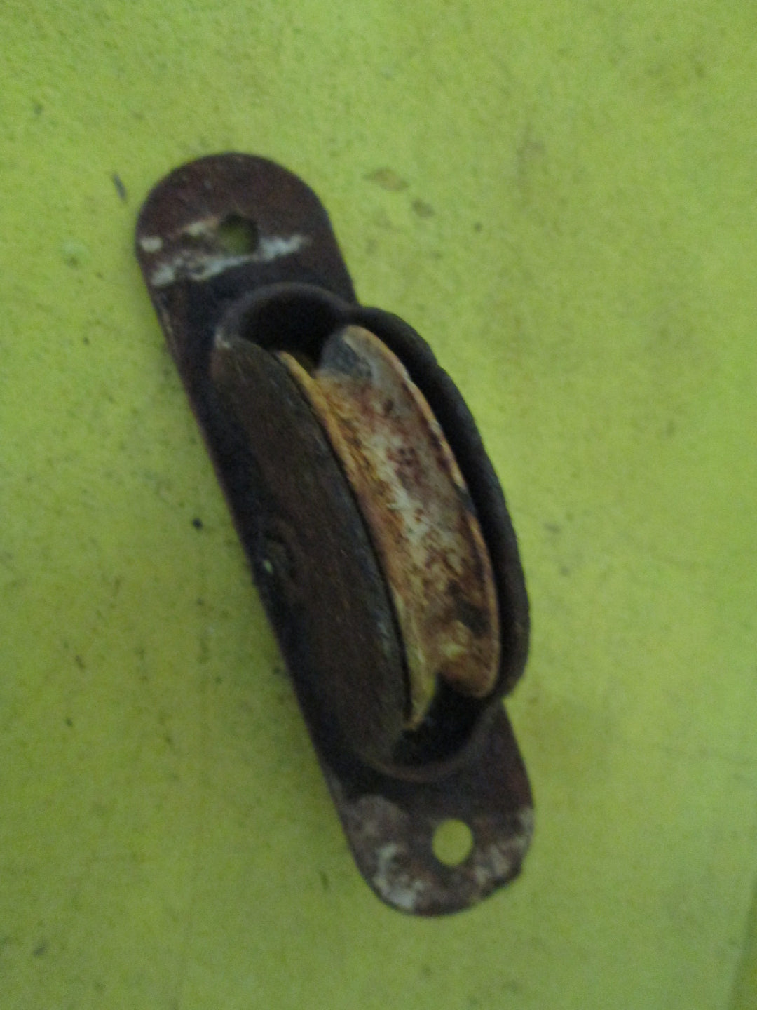 Plain Oval Sash Pulley 105L x 25W x 45D