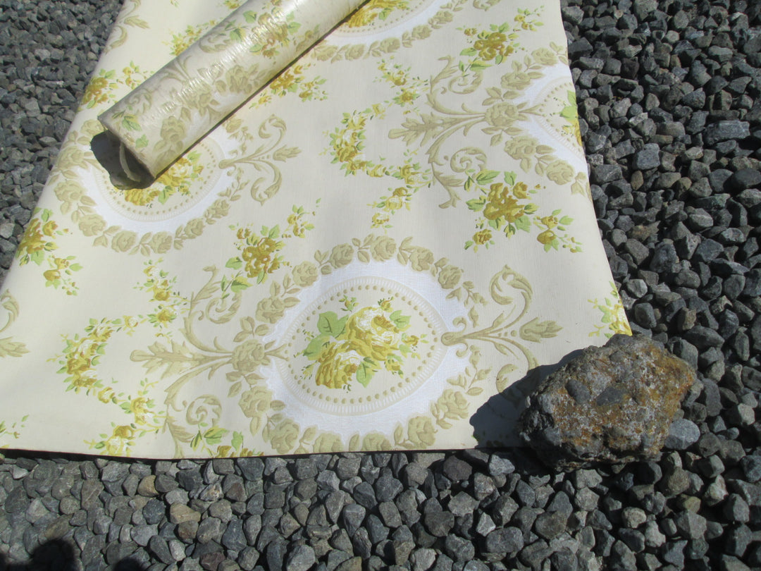 Vintage Baroque Wallpaper - Cream with Green & Yellow Flower 520W