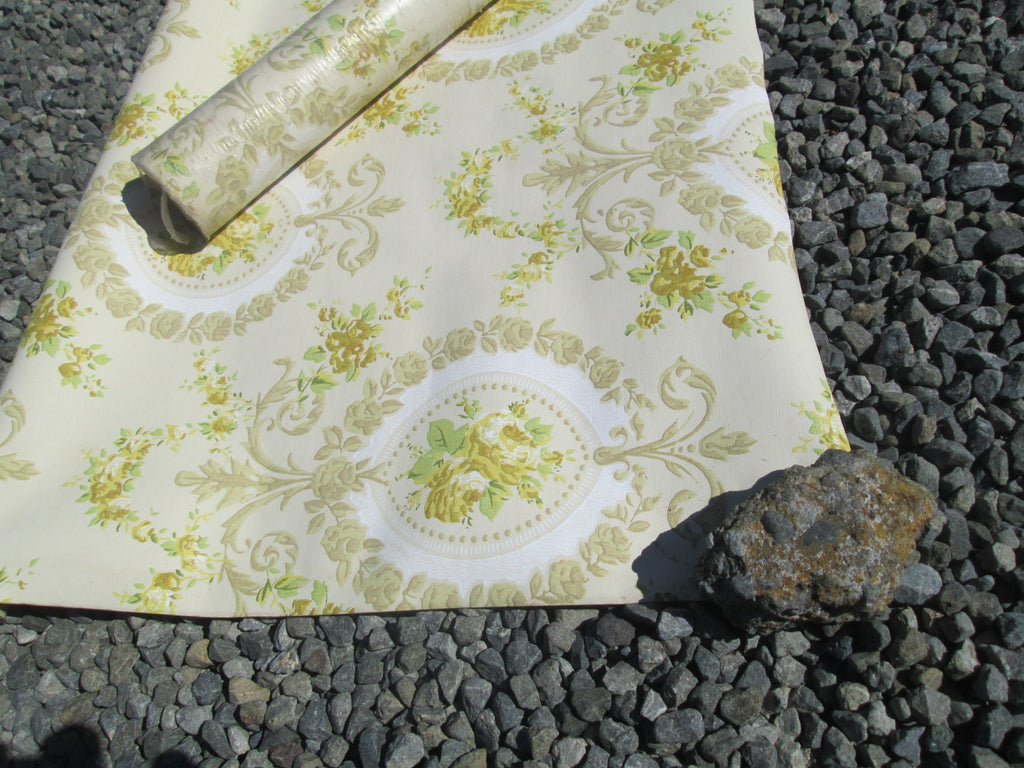 Vintage Baroque Wallpaper - Cream with Green & Yellow Flower 520W