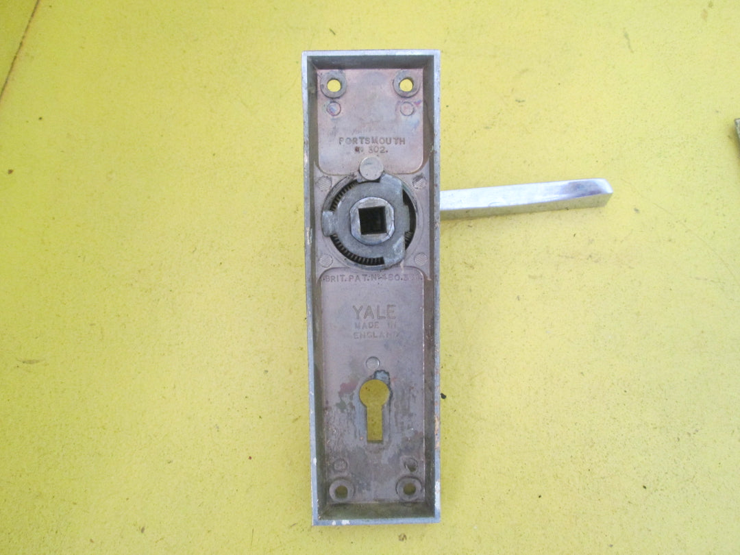 Art DecoYale Square Plate with Tapered Lever Handle 150L x 40W/Lever 50H x 100L