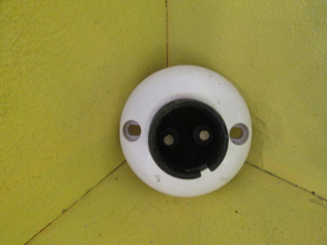 Light Mount with Lamp Holder 67D -25D x 55H