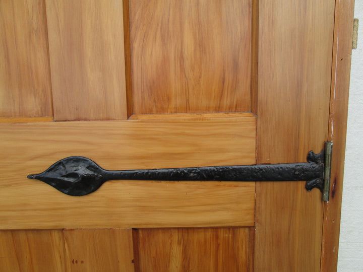 8 Panel Gothic Style Door with moulded Leaf Hinges, Thumb Lift Key Lock and Night Latch Frame 2080H x 880W/Door 2020H x 810W