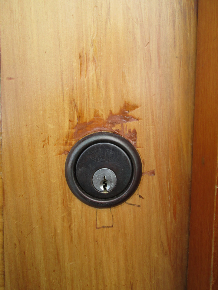 8 Panel Gothic Style Door with moulded Leaf Hinges, Thumb Lift Key Lock and Night Latch Frame 2080H x 880W/Door 2020H x 810W