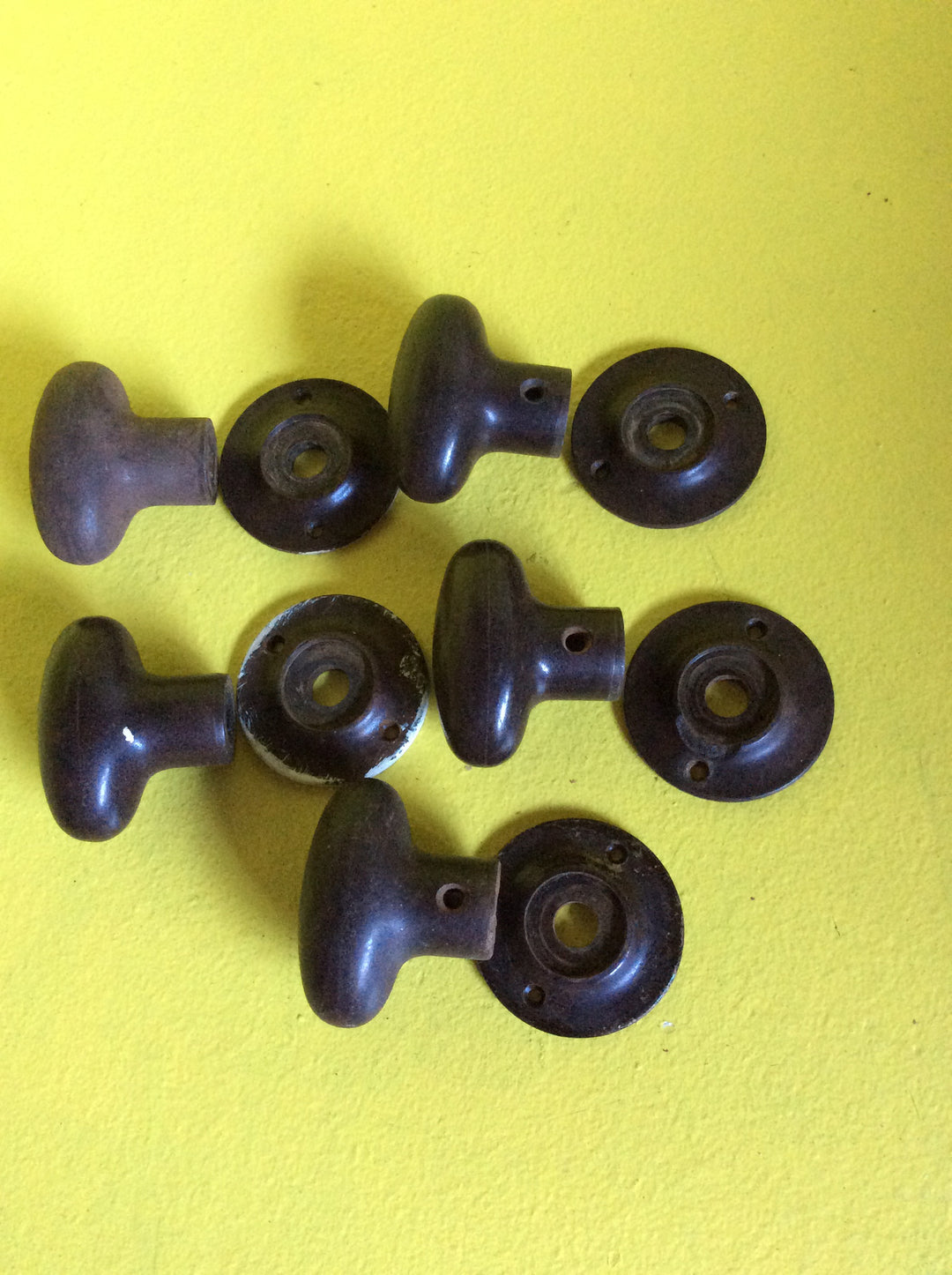 Oval Brown Bakelite Knob Handle with Circular Door Plate